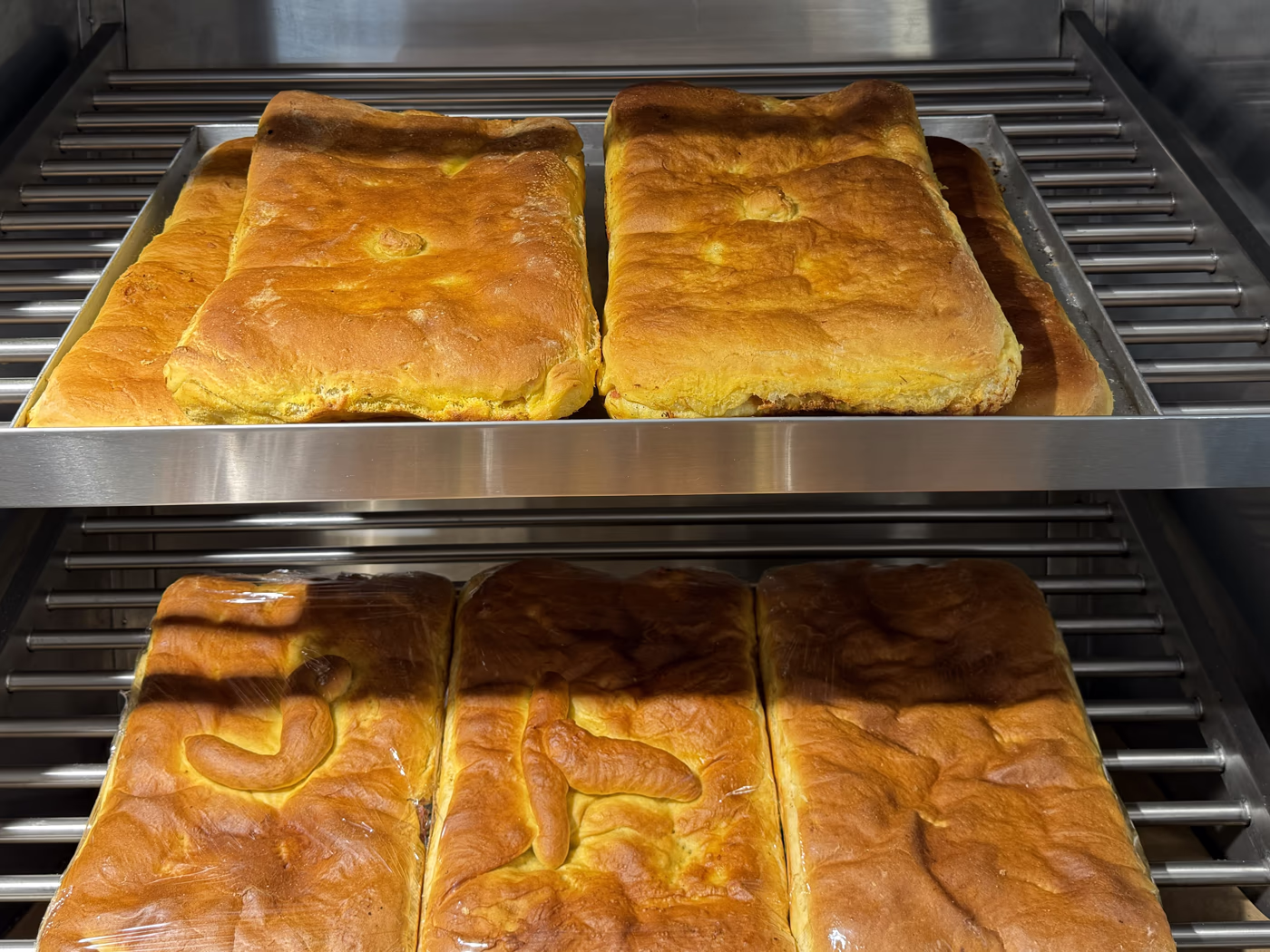 Freshly baked bôlas at the A Tendinha bakery