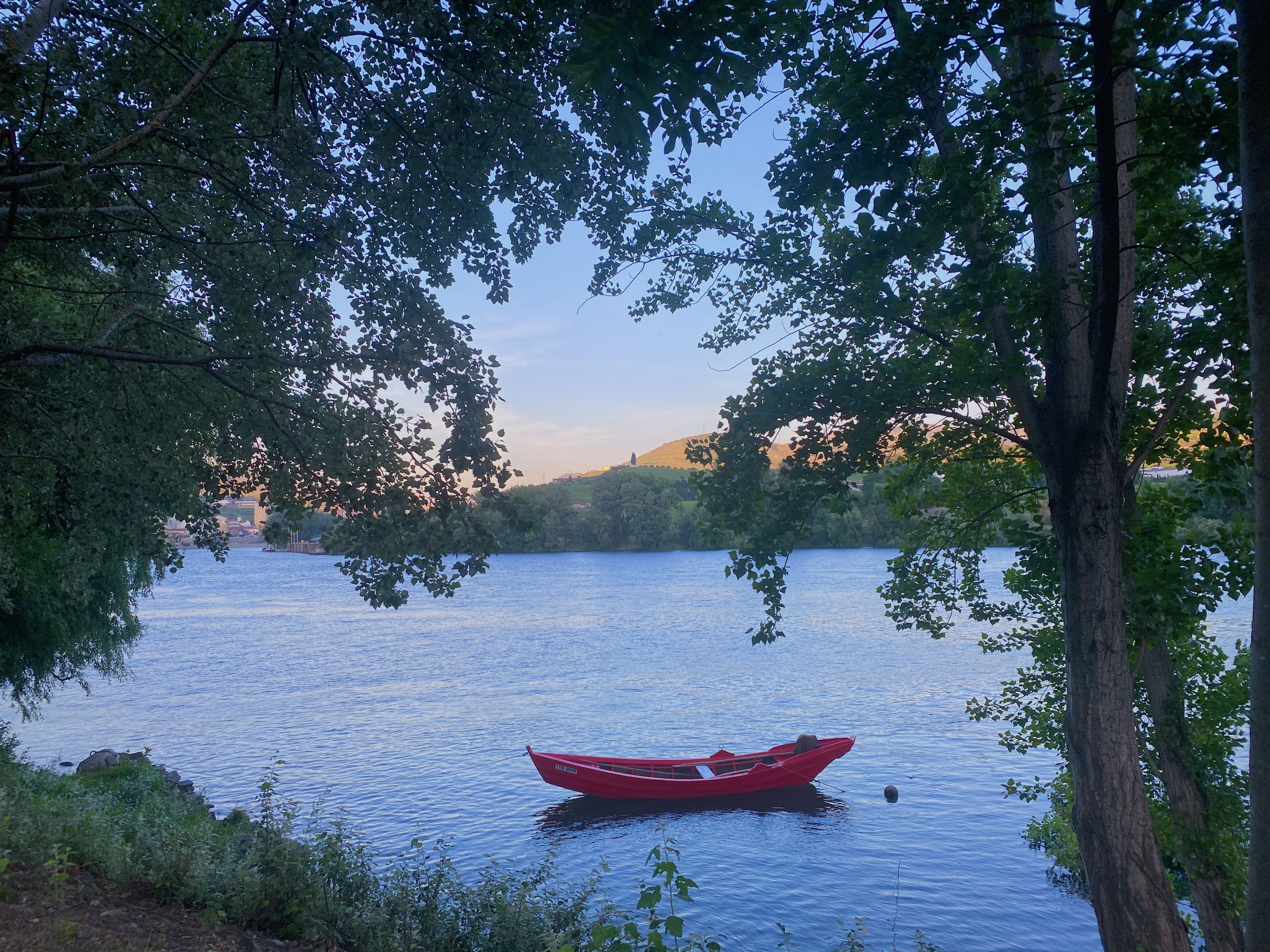Barco vermelho no Rio Douro ao entardecer